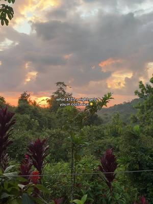 in between the ⛰️ and 🌊 !! mentally i’m still at this @airbnb 🤩😩 this isn’t sponsored we just had the BEST time #costarica #traveltiktok #travel #airbnb #costaricatravel #manuelantonio #bucketlist 