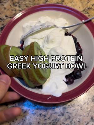 Simple 3 ingredient yogurt bowl that will get you SHREDDED 📲Dm me “train” for 1 on 1 coaching #fitnessmotivation #highprotein #EasyRecipe #fatlossmeal #fitnesscoach 