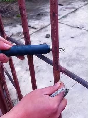 It is very fast to tie steel bars with semi-automatic straight-pull steel hooks #semi-automatic straight-pull steel hooks #steelworker #TikTokShopLastChance #TikTokShopNewYearNewAura #spotlightfinds 