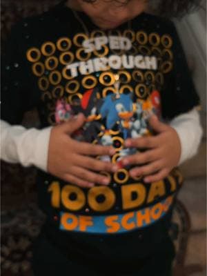 Creo que lan viene con una vena de diseñador; ayudanos a crear es tshirt.  #100daysofschool #diyprojects #diyprojectsideas #diytshirts #100daysofschoolshirt #100days #100daychallenge #DIY #kidcraft #sonicthehedgehog 