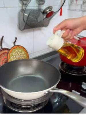 Una olla de aceite multifuncional que puede rociar aceite comestible y verter aceite comestible. No importa cómo se vierta el aceite, la boca de la botella no se pegará al aceite, y ya no hay que preocuparse por verter más aceite comestible. #TikTokShop #kitchengadgets #kitchenhack #oildispenser #blackstonecooking #cooking #grilling #Outdoors #oilspray #aerosol  #TikTokShopLoveAtFirstFind  #spotlightfinds 