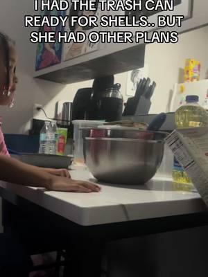 Yeah next time she’s doing all the prep work since she’s a master chef apparently.. 🤣🤣 really thought I was bout to scoop mad shells out the bowl.  . . . . . #choosepeace #eggs #eggcrackchallenge #chefskills #parentingmoments #dadlife #fatherdaughter #fatheranddaughter