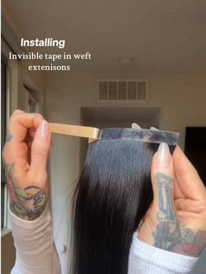 Weft on weft or put the single-sided tape underneath 💛 Hair color: jet black  #endaringhair #tapeinhairextensions #invisibletapeextensions #tapeinweft #diytapeinhairextensions #virginhairextensions #tapeininstall#greenscreenvideo 