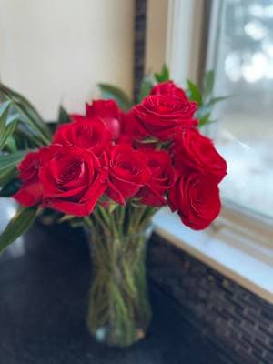 How to make your flowers last longer 😍🌹 #flowercare #flowertips #roses #floralarrangements #floraldesigner #redroses #flowerbouquet #longlasting #fy #viraltiktok 