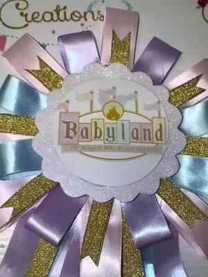 Pacifiers with mommy pin. Their made per order. Any theme can be done. Message me to order #baby #babygirl #babyboy #babytok #babyfever #babytiktok #babylove #babyshower #babyshowerideas #babyshowergift #babyland #pacifiers #pacifier #souvenir #recuerdo #chupones 