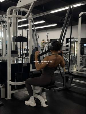 Quick + effective back day🧸🤎 I have been lovinggg hitting back recently!! Gym fit is @DFYNE (code ELLA)  #backdayworkout #gymfitinspo #gymmotivation #workoutwithme #upperbodyworkoutforwomen #beginnerworkout #backworkout #quickworkout #GymTok 