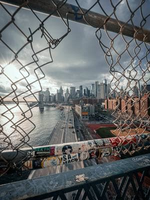 📸 Capturer un rêve à New York 🇺🇸 Chaque photographe a dans un coin de sa tête un endroit qu’il rêve d’immortaliser. Pour moi, cette photo marque un moment symbolique : être ici, à ce spot que j’ai tant vu défiler sur les réseaux, et pouvoir enfin le capturer avec ma propre vision. Pour cette image, j’ai utilisé mon Sony A7C II avec un objectif 14 mm, un choix parfait pour capturer toute la profondeur et l’immensité de la scène. Côté réglages, j’étais à ISO 160, f/10, 1/100s, des paramètres qui m’ont permis d’obtenir un bon équilibre entre netteté, profondeur de champ et gestion de la lumière. Ce cliché est plus qu’une simple image, c’est la validation de ce voyage à NYC. Un instant figé, un rêve accompli. 📍 New York City 📷 Sony A7C II | 14mm #Sony #SonyAlpha #A7CII #14mm #StreetPhotography #NYC #NewYorkCity #Cityscape #UrbanPhotography #PhotoOfTheDay #TravelPhotography #ArchitecturePhotography #BridgePhotography #PhotographyLover #VisualStorytelling #MySonyPortrait #ExploringNYC #BrooklynBridge #ManhattanBridge #DreamShot