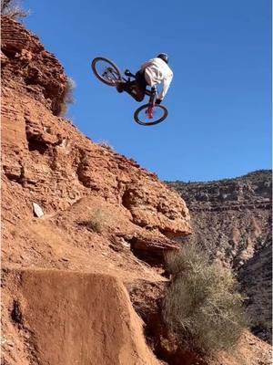 Living the Life in Paradise 🙌🏼 #downhill #mtb #redbullrampage #mountainbiking #downhillmtb #redbull #gopro #foryou #utahcheck #pov #freeridemtb 