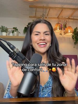 Tapping para salir de tu zona de confort ❤️🙂‍↔️ apunto de grabar el nuevo episodio de 🎙️Sueño Latino Podcast.  Hablaremos de procastinación, hábitos y consistencia @sueñolatinopodcast  #tapping #terapiadeliberaciónemocional #tappingtherapy #mariadingle #sueñolatinopodcast 