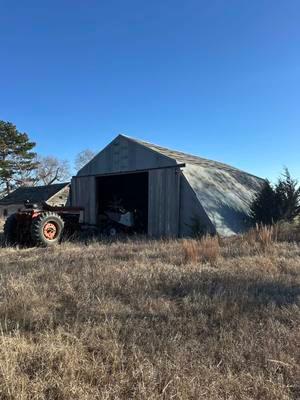 The machinery shuffle #farmall806 #gleaner #gleanercombines #oldbarns #territorialfarms 