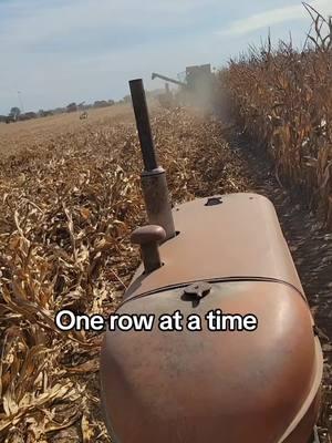 A little throwback to the AETA show in September. #Illinois #agriculture #fyp #farmtok #farming #corn #allischalmers #oldtractor #antiquetractor 