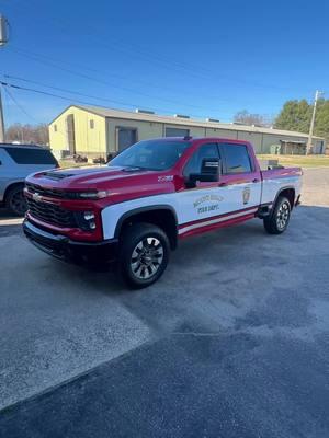 This brand new #chevrolet #2500 is almost ready for service!  This is a 100% #soundoffsignal #blueprint build with a #havis #widebody #console , #aretopper , #decked #slideout and other goods from #motorola #magneticmic #mpcircuits #rammounts #lind and more!  We also installed a customer supplied slideout tray/command center. Thanks for watching!  #goodinelectronics #battalionchief #chiefsbuggy #soundoffsignalblueprint #upfit #upfitter 