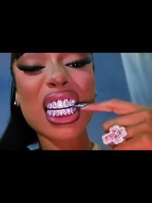 #megantheestallion #diamondgrillz #grillz #teethjewelry #fashion #aesthetic #diamondsdancing #blackasf #femalerapper #styleicon #rapper #icon #megtheestallion 