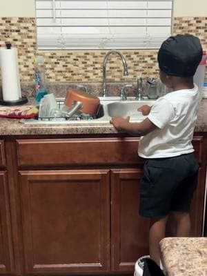 Y’all Nephew wanted to help wash dishes & clean up with Dad, while Mommie tends to his new baby brother! Had to capture him in the moment 🤣🤣🤣 🎶 Cleaning up & country vibes! 🤠✨ @OliverAnthony ##BigBrotherDuties##CountryMusic##OliverAnthonyMusic ##RichMenNorthOfRichmond##washingdishes