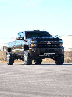 🚨Sold!🚨 2018 Silverado 2500, High Country 4x4, 142k Miles, Aftermarket Exhaust & Downpipe, 22x12 American Forces with 33” Toyos, Havana Brown Metallic. #chevytrucks #duramax #dieseltrucks #l5p #forces #diesel 