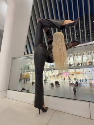 Shopping 🛍️  . . . . #split #oversplit #newyork #newyorker #newyorkperformer #shopping #shoppingvlog #shoppingfun #fashion #fashiontiktok #fashiondesigner #fashiontips #bendy #manhattan #gymnastics #blondes #bigcitylife 