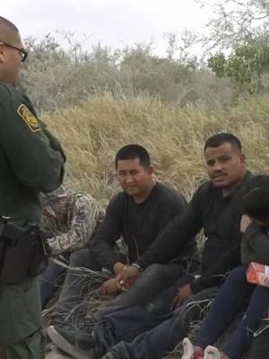 Grupo migrantes indocumentados arrestados en Havana, Texas. A los migrantes que huyen y tratan de evadir a las autoridades se les conocen como "runners". Aquí se ven ya bajo custodia y esposados porque intentaron huir. El agente les habla muy bien y les da instrucciones a seguir y explica lo del arresto. #patrullafronteriza #indocumentados #migrantes #frontera #border #migracion