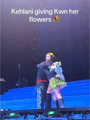 Replying to @shealove25 kehlani giving @kwn her flowers 💐 #kehlani #crashworldtour #kehlaniparrish #crashtour #fyp #kwn #wrostbehavior @Kehlani   🎥 by @Mina 