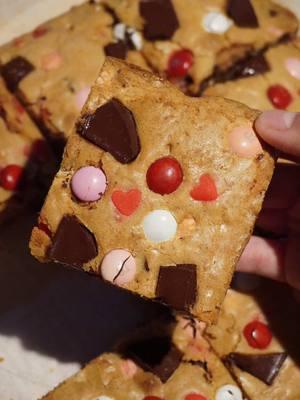 valentines cookie bars 💌 shiny, crinkly, chewy cookie bars perfect for valentine’s day ❤️ these are so cute and the perfect treat to give your valentine!  if you search up "erinscozykitchen valentines" online, the full detailed recipe should be the first link that shows up on google! recipe link: https://erinscozykitchen.com/recipe/valentines-cookie-bars/ Ingredients: • 227 g unsalted butter • 240 g brown sugar • 120 g granulated sugar • 3 eggs • 2 tsp vanilla extract • 1 tsp salt • 320 g all purpose flour • 1⁄2 cup Valentine's M&M's (less or more based on personal preference) • 1⁄2 cup chopped dark chocolate (less or more based on personal preference) • 1/8 cup valentine's sprinkles full detailed recipe is on my website erinscozykitchen.com which is also linked in bio! #valentines #cookie #bars #cookiebars #valentinescookie #valentinesdessert #valentinesdesserts #valentineday #Recipe #EasyRecipes #easydessert #valentinesgift 