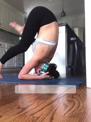 Transformation doesn’t happen overnight, but if you commit to this program, you will see and feel real progress in just 8 weeks. Drop “inversions 🤸‍♀️” in the comments, and I’ll send you all the details—plus a 30-day free trial to my platform so you can join the challenge! . . . #headstand #inversions #inversionchallenge #yogateacher #yogacommunity 