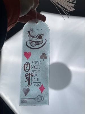 🎩Alice In Wonderland Themed Bookmark🐰 This is a great project for first time Waterslide users! Share your own customized bookmarks and share them with us! Don’t forget to tag us 😊 All materials used were from our website: 🔗www.iwantglitter.com ‼️Use code GLITTER50 for 50% off all glitter!  #littleleeandrose #aliceinwonderland #BookTok #booktoker #booklove #bookmark #bookmarksdiy #madhatter #queenofhearts 