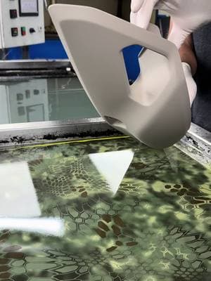 Such a satisfying dip 💎#hydrographics #hydrodipped #hydrodipping #watertransferprinting #camo 