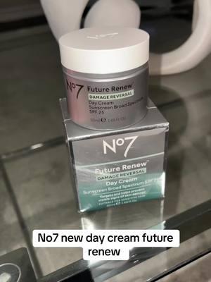 Feels really hydrating and doesn’t leave an oily look which is great for day wear #no7cosmetics #fyp #beauty #parfum #sunscreen #review #skincare #moisturizer #spfeveryday #glow 