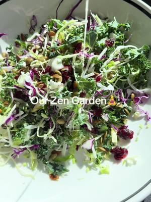 peace, love and a perfectly tossed zen salad 😌 #minichoppedsalads #taylorfarms #zengarden #sweetkalesalad 