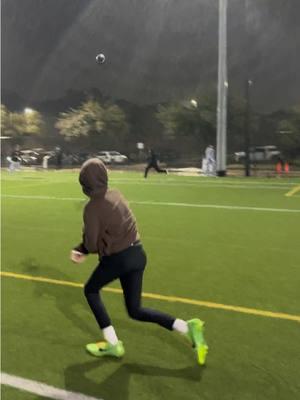 The best players learn how to adapt and deliver 🌧️🌧️ #YVQB #YVQBacademy  #HealthyObsession #AttitudeAttentionEffort  #MindsetCultureBrotherhood  #QBtraining #QB #Quarterback 