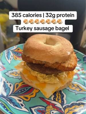 385 calories | 32g protein 🥯Turkey sausage bagel 🥯 I’m obsessed and can’t stop eating this when I get off of work! 😋#caloriedeficit #whatieatinaday #lowcalorie #highprotein #weightloss #lowcalorierecipes #lowcalorierecipes #caloriedeficitmeals #lunchideas #caloriedeficitlunch 