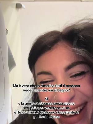 Purtroppo é tutto verissimo🙃 la privacy non esiste e ti guardano proprio sotto ma porta🥲 #bagni #bagno #verità #americans 