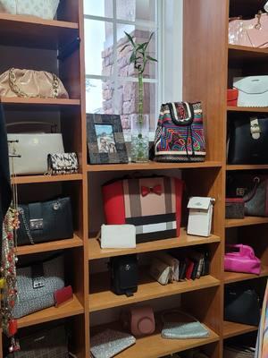 Que mujer no ama un closet grande y bien organizado ??  Ya terminamos el nuestro 😍 con la ayuda de carmenza y Mill Decor fueron varias semanas de trabajo pero se logró.  La verdad que queríamos uno blanco cómo el de la casa anterior pero tocaba hacerlo de nuevo porque este no se podía pintar 😢 así que decidimos dejarlo y hacerle algunas modificaciones a nuestro gusto.  La verdad que me encantó 🤗 quedé super satisfecha con el resultado 👏 y ahora sigue organizar el closet de mi Mathias. 😍  Pendientes que pronto les subiré más ideas para organizar diferentes lugares de la casa. 😉 Jeje y para los que me preguntan que si mi lado es más grande 🤣 jaja mi esposo y yo hicimos un acuerdo el closet a mi gusto y a cambio a el se le dió el segundo piso que es un Bonus para el sólito 🤣 inicialmente sería la oficina de los 2 pero por un *tiempo* será para él. Jeje eso si mientras Mathia crece y se convierte en cuarto de juegos 🤣  . . #closet #organizacion #closetorganization #happy #Home #homedecor #tipsdecoracion #esposa #latina #decoration #decoracion 