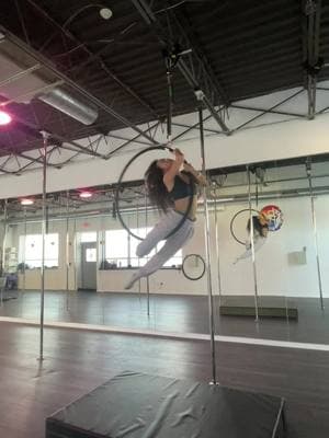 Combo I worked on in class on Tuesday except i freestyles a bit in the beginning #lyra #aerialhoop 