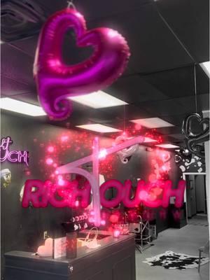 Come see us at Right Touch Beauty this holiday season.  15% off when you purchase your bundles in-store!  No code needed for online valentines day discount.  Decor @TayyNewton  #righttouchbeauty #kchairstylist #kansascityhairstylist #kchairsalon #silkpress 