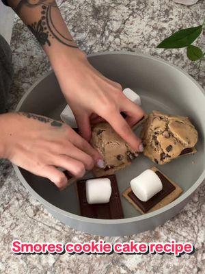 S’mores cookie cake 😮‍💨 #smores #cookie #cookies #cookicake #marshmallow #hershey #chocolate #chocolatechipcookies #soyummy #soft #crunchy #smoresdip #smoresrecipe #dessert #superbowlsnacks #Super Bowl #baking #cakeideas #like #share #save #follow #repost #cookwithme #BakeWithMe 