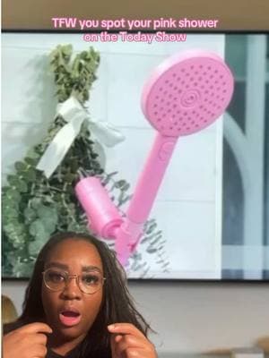 Does she look perfect or what? 🥹 #greenscreenvideo #todayshow #showerfilter #cleanwater #sprooshome #handheldshower #filteredshowerhead #DIY #homeupgrade #renterfriendly #bestshowerfilter #bathroommakeover #bathroomupdate @TODAY Show 