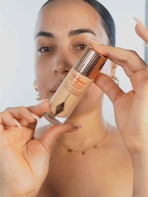 Ame esta base 100 recomendada para las chicas que les gusta el maquillaje natural, no es una base con mucha cobertura es una base que aporta bastante glow en la piel la ame 🥰 @charlottetilbury  #baseglow #basecharlottetilbury #resen #makeuplover