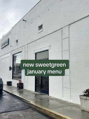 I know I'm not the only one with a daily protein goal that seems impossible to hit 🥲 That's why I love @sweetgreen and their new seed oil free menu items! #sweetgreenpartner #losangles #mealideas #lunchideas #laeats Use my code CARLA25 for 25% off one item from the seed oil-free January menu on the Sweetgreen app for a limited time! Full terms below. Offer valid for 25% off one (1)  seed oil-free January menu item (BBQ Chicken + Ranch, Blackened Chicken + Ranch, Honey BBQ + Ranch, Spicy Green Goddess, Super Green Goddess). Limit one per person. Offer available at participating LA/OC/SD locations from 1/24/25-2/4/25, while supplies of codes last. Must place order via sweetgreen app (iOS or Android) or order.sweetgreen.com. See Offer Terms at bit.ly/sgterms for complete redemption instructions/details, including participating locations. 