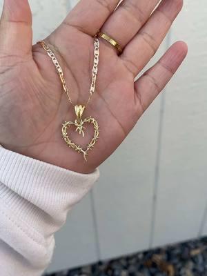 Cuál es tu favorito?? 😍😍🥰#mananaserabonito🌺🌸💐🌷🌹 #karolg#corazon #corazonespinado #orolaminado14k #orolaminado #karolgheart #karolgjewelry #fyp#bichotag #cadenadekarolg #cadenadekarolg #karolgfans #