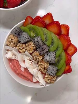 Comment whose smoothie bowl is your favorite!!  @Harris Teeter @Chobani #ad #smoothiebowl #proteinbreakfast #yogurtbowl #breakfast #breakfastidea #EasyRecipe #tropicalsmoothiebowl #chocolatestrawberry #yessidothecookingg 