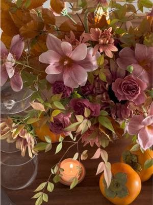 Forever obsessed with warm muted tones 🧡🌸 #tablescape #centerpiece #diningroomtable #flowerarrangement #flowertok #prettyflowers #floralartist 