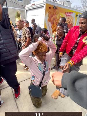 Look how they act on 2nd & D. ⚜️💪🏾 #soneworleans . #culture #FootWork #secondlinesunday #neworleans #nola #secondlines #secondlineculture #showyournola #brassband #onlyinneworleans #secondline #ourculture #uptownneworleans #upt #2ndand 