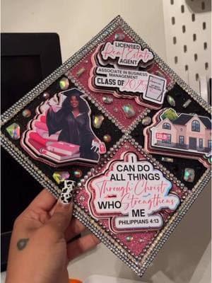 #customgradcap #gradcap #gradcapdesign #gradcapideas #gradszn #gradphotos #graduationphotoshoot 