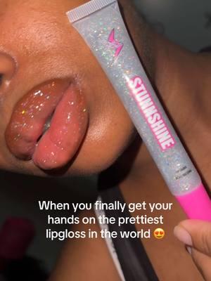 I NEED THAT ! I WANT THAT 😍😍🥰 Our long squeeze tube holographic lipgloss is back and extra glittery and SHINY ✨ for the girlsssss 🫶🏾 I LOVE IT 💕 #holographiclipgloss #ineedthat #glitterlipglosses #lipgloss 