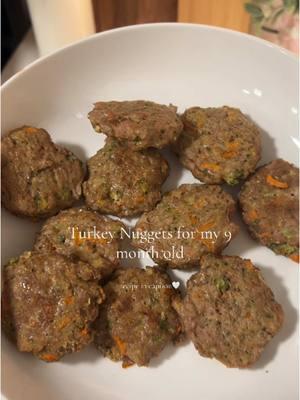 My baby’s favorite dinner!🫶🏻         ✨RECIPE✨ Ground turkey Chopped broccoli Shredded carrots 2 eggs 1/2 cup of Low sodium breadcrumbs Mix all ingredients. Shape into nugget shapes. Place in the oven at 350f (180c) for 30-33 minutes. Flip nuggets over half way through cooking.  #babydinner #babyfood #babyfoodrecipes #blwideas #blwrecipes #blw #recipes #cooking #sahm #MomsofTikTok #momlife #momtok #babyrecipes #whatifeedmybaby 