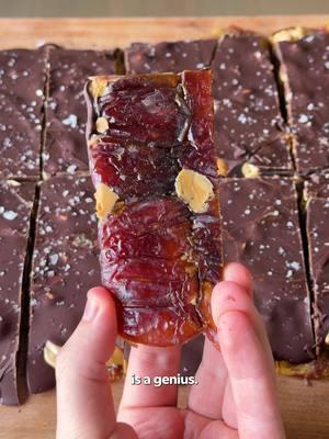 This viral Date Snickers Bark is even better than I expected. You must give this a try. Whoever came up with it, is a genius. #datesnickers #EasyRecipe #healthydessert #dessert #chocolate 