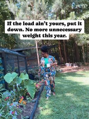 If the load aint yours, put it down. No more unnecessary weight this year.💚👩🏾‍🌾SHARE to someone who needed to hear this 👂🏾(Don’t mind my noisy chickens in the background 😩)  . #gardentalk #gardentips #gardeningwithniya #organicgardening #twinoakfarms #urbangarden #CoachNiya