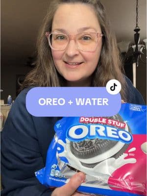 Oreos + water combo ! Seen by @Lo🖤 and had to try it myself. #oreo #crazysnacks  #oreowithwater #weirdfoodcombos #cookies 