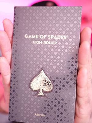 🔥 GAME OF SPADES HIGH ROLLER - Jo Milano Paris 🔥 Descubre el lujo y la sofisticación en cada gota de este perfume unisex diseñado para quienes quieren destacar. 🌟 ✨ Notas de salida: Explosión refrescante de pomelo, bergamota y grosella negra 🍊🍇 🔥 Notas de corazón: Toque cálido y especiado con jengibre, canela, cidra y cardamomo 🌿🔥 💎 Notas de fondo: Profundidad y elegancia con pimienta rosa y pachulí 🌶️🌿 ✅ Alta calidad, hecho en Francia 🇫🇷 ✅ Sin aerosol, ideal para uso diario ✅ Creado por Jo Milano Paris, expertos en perfumes exclusivos 💥 Eleva tu estilo y deja huella con GAME OF SPADES HIGH ROLLER! 💥 #PerfumeDeLujo #FraganciaUnisex #JoMilanoParis #HighRoller #PerfumeFrances #AromaExclusivo #PerfumeParaTodos #SienteElPoder #EstiloYClase 