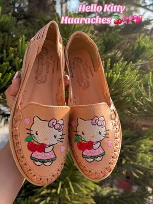 Hello Kitty Huaraches 🍒💖🎀They are back shop now artesaniasliliana.com or come see us every weekend at the Houston Farmers Market 10-5pm Sat & Sun #houstonfarmersmarket #lamarqueta #lamarketa #marquetahouston #houstonmarket #houstontx #thingstodoinhouston #thingstodoinhoustontx #dayinalifevlog #dayinalifeofabusinessowner #hellokitty #hellokittylover #hellokittyhuaraches #coquette #coquetteesthetic #bowhuaraches #coquetteshoes #coquettehuaraches 